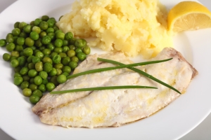 Fish with peas and mashed potatoes